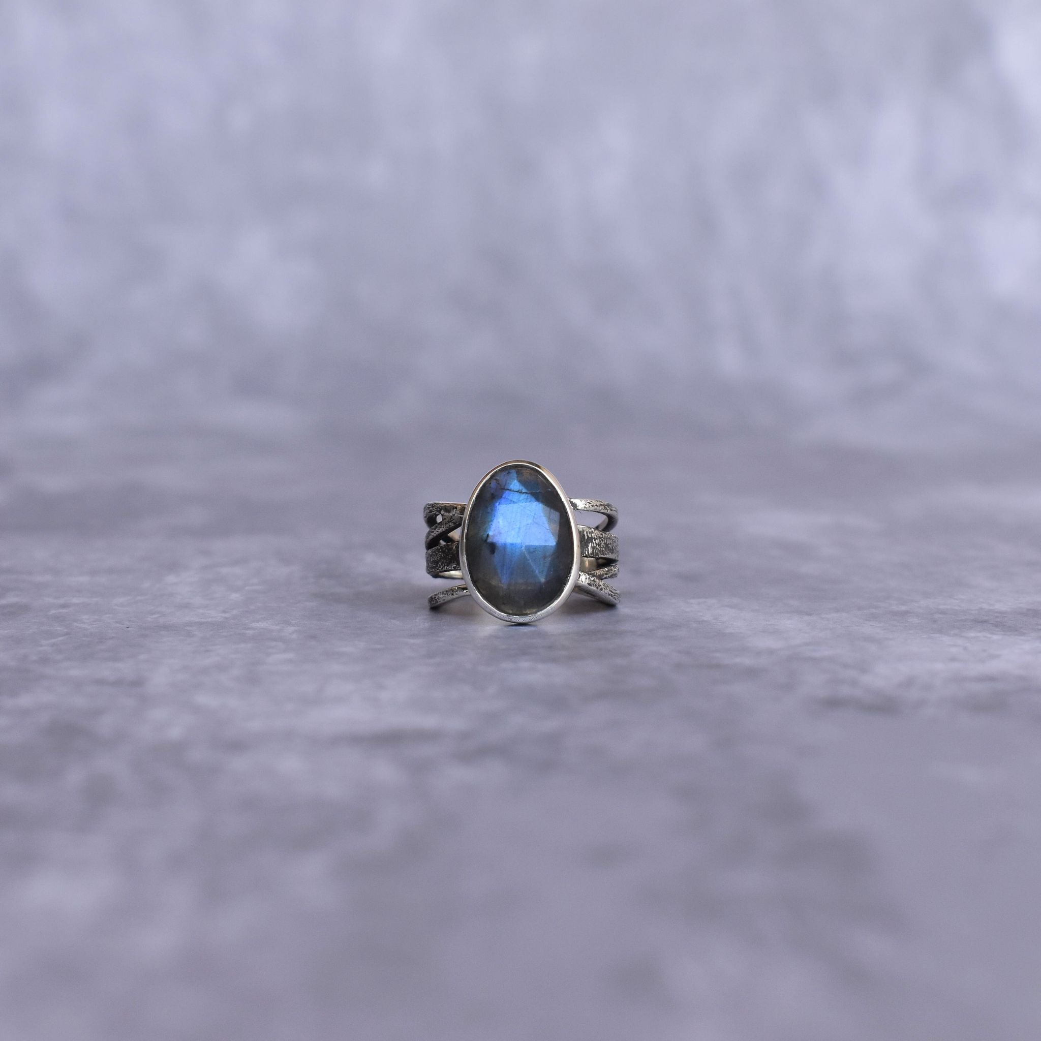 Oxidierte Eleganz - Labradoritring