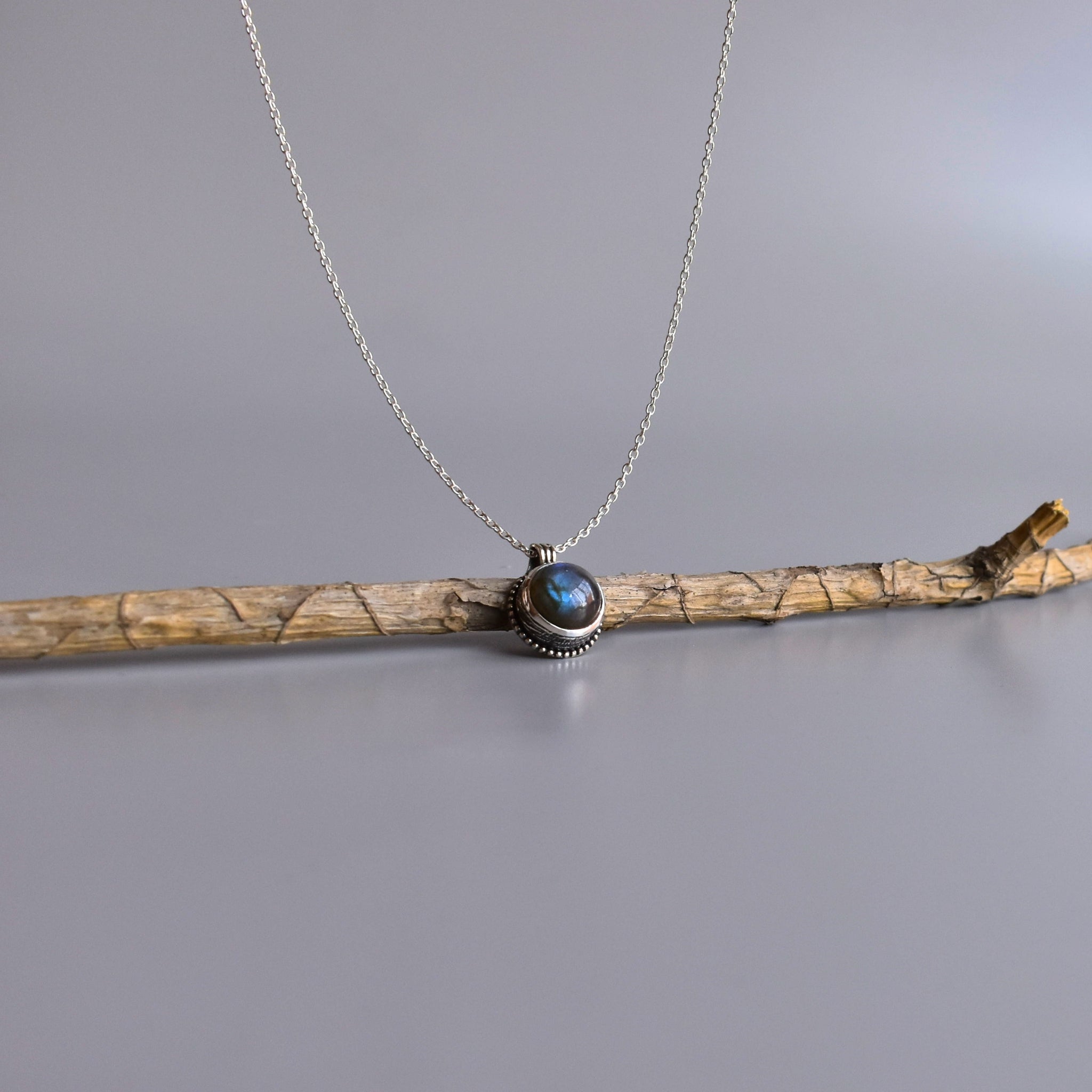 Ancient Glimmer - Labradorite Necklace