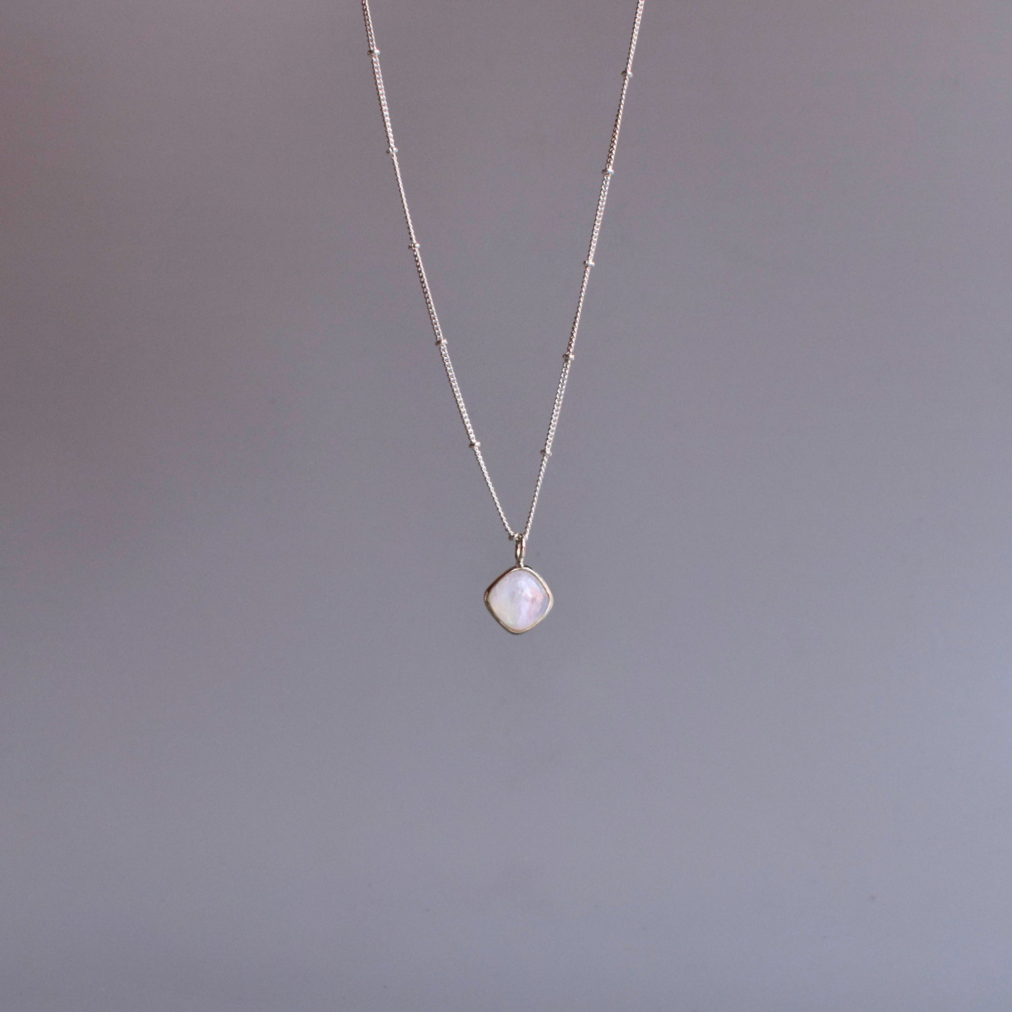 Teardrop Treasure - Mondstein Halskette