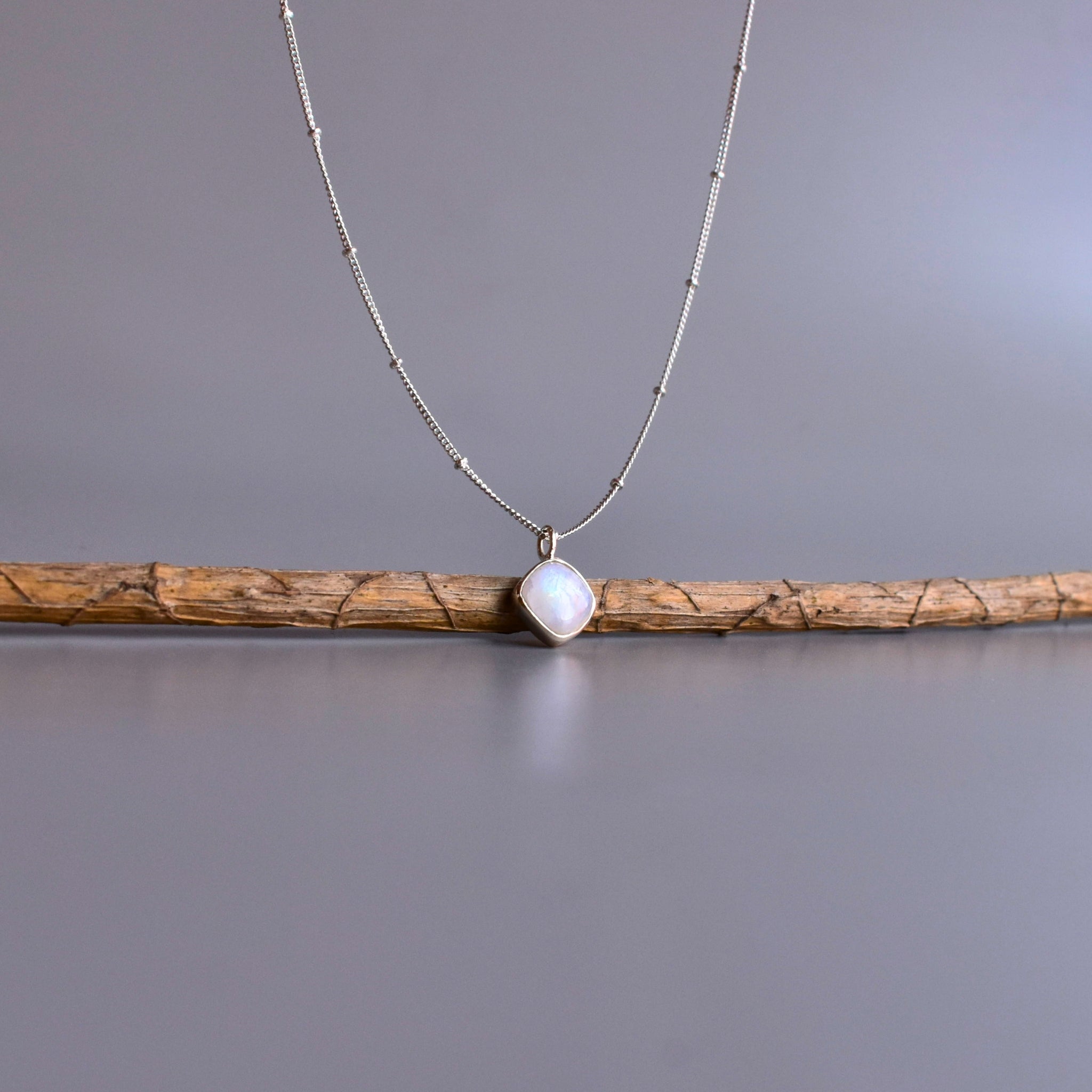 Teardrop Treasure - Mondstein Halskette